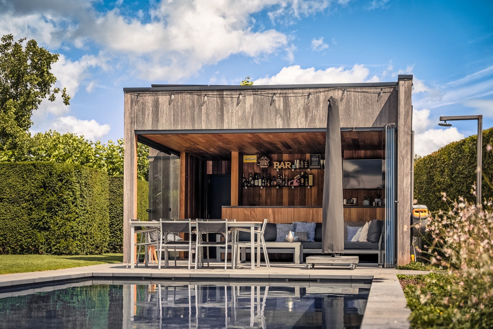 poolhouse